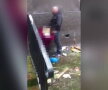FOTO Partidă de sex oral la doar câţiva metri de un loc de joacă