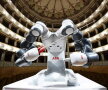 FOTO & VIDEO Un șef de orchestră robot a acaparat toată atenția deși pe scenă era Andrea Bocelli