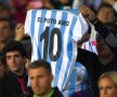 Tricoul cu 10-le lui Messi, arătat de un fan la Barcelona - Eibar 6-1. Conține o expresie intraductibilă, pe care fanii i-au dedicat-o idolului lor. Dacă am forța totuși o traducere, probabil ar fi: "Ești al naibii de bun". Dar sună mult mai bine în spaniolă :) Foto: Guliver/Getty Images