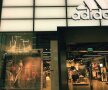 Cel mai mare magazin Adidas din Stockholm te întâmpină cu imaginea Simonei la intrare
