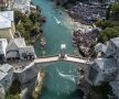 SALT ÎN GOL DE PE STARI MOST. Momentul în care Blake Aldridge plonjează de pe podul Stari Most, în Bosnia, de la o înălțime de 27 de metri. Foto: reuters