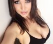 FOTO De pe plajă în club, e obsedată de selfie-uri! O vedetă Playboy se fotografiază non-stop, iar imaginile sunt demențiale