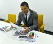 Contra a răsfoit entuziasmat fotografiile Gazetei, iar când a ajuns la cea în care Didi Prodan îl ține de gât a râs cu poftă: "Didi, fratele nostru! Ce băiat bun a fost!" // Foto: Alex Nicodim