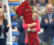 DRAGUL DE EL! La Beijing, Simona Halep, noul lider WTA, a strâns în brațe buchetul imens de trandafiri în forma cifrei 1 ca pe un ursuleț de pluș. sursa foto: twitter