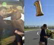 SIMO, NU-L LĂSA SĂ ZBOARE! Halep a primit cadou pe aeroport, la revenirea în România ca lider WTA, un balon cu heliu în forma cifrei 1. Foto: Cristi Preda