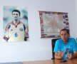 Managerul Paul Răducanu are în spatele său, la birou, un portret al lui Popescu în tricoul naţionalei FOTO Justin Gafiuc