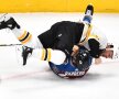 Au început bătăile. Sezonul din NHL este la început de drum, iar luptele dintre hocheiști sunt la ordinea zilei. Aici, Matt Beleskey (Boston Bruins) vs Mark Barberio (Colorado Avalanche). (FOTO: Reuters)