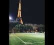 FOTBAL LA LUMINA LUI EIFFEL. Nocturnă de lux pentru, probabil, cel mai privilegiat teren de cartier din lume. foto: facebook/101greatgoals