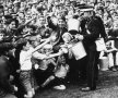 29 august 1936. Oamenii de la Ambulanță împart apă spectatorilor care au invadat stadionul într-un West Ham-Tottenham, foto: Guliver/gettyimages