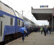 VIDEO+FOTO Suporterii lui CSU au luat cu asalt gara din Craiova! Au avut la dispoziție un tren în culorile echipei, iar CFR le-a transmis un mesaj special