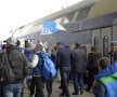 VIDEO+FOTO Suporterii lui CSU au luat cu asalt gara din Craiova! Au avut la dispoziție un tren în culorile echipei, iar CFR le-a transmis un mesaj special