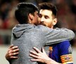 Messi, peste tot acasă. Argentinianul a fost luat în brațe de un fan intrat pe teren la Olympiaco, foto: Reuters
