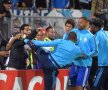 SCURTCIRCUIT. Patrice Evra a lovit un fan al lui Marseille cu piciorul în cap, înainte de startul meciului cu Guimaraes. Francezul a devenit primul jucător eliminat înainte de startul unei partide în Europa League.