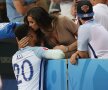 FOTO Un superstar și-a dus iubita la meci, însă ea s-a plictisit imediat! Ce a început să facă în tribună și reacția suporterilor