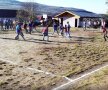 Zgură, pământ, handbal. Elevii din 5 comune vasluiene au ignorat neajunsurile și au jucat pe un teren bun de plantat cartofi, foto: Cristi Lapa/GSP