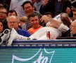 ÎMBRĂȚIȘARE DE GRUP. Tim Hardaway jr. (New York Knicks) a încercat să recupereze o minge și s-a trezit între spectatori (foto: reuters)