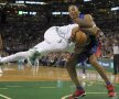 "ÎMBRĂȚIȘARE". Avery Bradley de la Detroit Pistons îl blochează spectaculos sub panou pe Kyrie Irving de la Boston Celtics. Detroit avea să câștige duelul din NBA, 118-108. foto: reuters