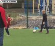 VIDEO+FOTO "Uită de război dacă joacă fotbal" » Povestea terenului ridicat în mijlocul ruinelor, pe linia frontului, pentru copii de 8 ani