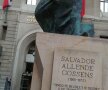 Statuia lui Salvador Allende este aşezată în imediata apropiere a Palatului La Moneda şi nu o dată atrage pelerinajul nostalgicilor
