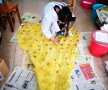FOTO Răbdare de fier pentru nişte studenţi chinezi. Au făcut o rochie din 6000 de frunze