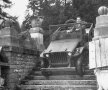 Regele Mihai coboară scările din fața Castelului Peleș, aprilie 1946, la bordul unui Jeep de epocă, brand apărut chiar la începutul deceniului. 