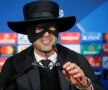 Paulo Fonseca, antrenorul lui Șahtior Donețk, a apărut îmbrăcat în Zorro la conferința de presă de după meciul câștigat în fața lui Manchester City, 2-1. Ucrainenii s-au calificat în optimile Ligii Campionilor (foto: Reuters)