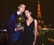 ÉGALITÉ. Cristiano Ronaldo a câștigat al 5-lea Balon de Aur și s-a pozat cu trofeul, alături de iubita lui, Georgina, la Paris. Portughezul are acum același număr de trofee ca Lionel Messi.