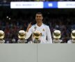 MANITA DE ORO. Cristiano Ronaldo și-a etalat cele 5 Baloane de Aur înainte de meciul spectacol cu Sevilla (foto: Guliver/GettyImages)