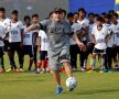 ATENȚIE LA DIEGO. Maradona a participat la o acțiune în Bengalul de Vest și toți elevii erau atenți la mișcările legendei argentiniene (foto: reuters)