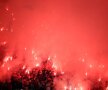 INCENDIARI. Fanii lui Flamengo au încins atmosfera în returul din Copa Sudamericana, cu Independiente, 1-1. În tur, brazilienii au pierdut, 1-2, astfel că argentinienii și-au adjudecat trofeul (foto: Reuters)