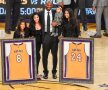 #Ko8e24 » În fața a peste 30.000 de spectatori, în pauza meciului cu Golden State Warriors, 114-116 după prelungiri, LA Lakers a retras numerele 8 și 24 în cinstea lui Kobe Bryant, care a spus adio carierei de jucător profesionist în 2016, după 20 de ani petrecuți în tricoul auriu (foto: Reuters)