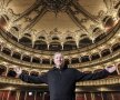 DIRIJORUL » Dan Petrescu la 50 de ani, număr festiv al Gazetei și o fotografie de colecție în fastuosul decor al Teatrului Național din Cluj (foto: Raed Krishan)