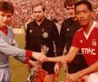 Tudorel Stoica dă mâna cu Sheu Han, un legendar mijlocaş al Benficăi, înaintea turului semifinalei de pe Ghencea, 0-0 în 1988