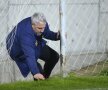 Marius Șumudică a luat de bună expresia că un antrenor trebuie să fie mereu "la firul ierbii", foto: Raed Krishan