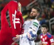 Handbal pe dezbrăcate. Imagine inedită de la Campionatul European, unde Luka Karabatic aproape îi rupe tricoul sârbului Bojan Beljanski în Franța - Serbia, scor 39-30 (foto: reuters)