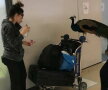 FOTO Imagini amuzante din aeroportul Newark Liberty. Uite de cine a venit însoţită o femeie!