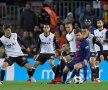 HIPNOTIZAȚI. Messi a făcut ce a vrut cu jucătorii Valenciei, pasându-i decisiv lui Suarez pentru victoria din prima manșă a semifinalelor Cupei Regelui, scor 1-0 (foto: sport.es)