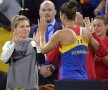 Irina Begu a fost felicitată de Simona Halep după victoria de la Fed Cup în fața Biancăi Andreescu. România conduce cu 2-0 Canada, după ce și Sorana Cârstea s-a impus în fața lui Carol Zhao (foto: Raed Krishan)