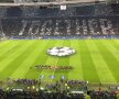 FOTO Coregrafie impresionantă, pe tot stadionul, la debutul "optimilor" Champions League