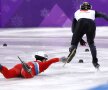 PRINDE-L DE UNDE POȚI! Kwang Bom Jong din Coreea de Nord a încercat să-și doboare cu mâna rivalul din Japonia la patinaj viteză. De două ori în aceeași cursă! foto: reuters
