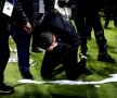 VIDEO+FOTO // PAOK - Olympiakos » Haos la Salonic! Antrenorul lui Oly a fost transportat la spital + PAOK riscă să piardă 6 puncte!