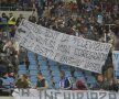 FOTO Duelul galeriilor în tribune: ultrașii Craiovei și cei ai lui Dinamo și-au transmis mesaje dure în timpul meciului 