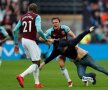 Scene nemaivăzute în Premier League. Fanii lui West Ham au intrat pe teren pentru a se război cu propriii jucători după o nouă umilință pe teren propriu, 0-3 cu Burnley (foto: reuters)