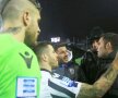 UPDATE/VIDEO + FOTO Din nou haos în Grecia: golul anulat lui Varela a oprit PAOK - AEK Atena în prelungiri! Imagini ȘOCANTE: patronul lui PAOK a intrat pe teren înarmat cu un pistol!