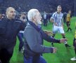Cu pistolul pe gazon. Patronul lui PAOK a șocat o lume întreagă la derby-ul cu AEK Atena când a intrat să-l amenințe pe arbitru, având un pistol la brâu (foto: reuters)