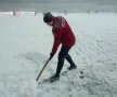 HAI AFARĂ LA ZĂPADĂ! Partida dintre FC Botoșani și Dinamo nu s-a putut disputa sâmbătă seara din cauza ninsorii abundente, în ciuda eforturilor de a deszăpezi ale gazdelor.