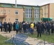 VIDEO + FOTO Scene reprobabile între jandarmi și ultrașii celor de la Petrolul » Gaze lacrimogene și spray-uri cu piper aplicate "victimelor colaterale"