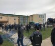 VIDEO + FOTO Scene reprobabile între jandarmi și ultrașii celor de la Petrolul » Gaze lacrimogene și spray-uri cu piper aplicate "victimelor colaterale"