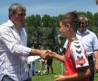 "REGELE" ȘI MICUL MAN. Imagine memorabilă din 2009: stelistul Dennis Man era premiat la 10 ani de Gică pentru câștigarea Cupei "Hagi" cu Atletico Arad.