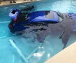 FOTO & VIDEO I-a căzut mașina în piscină... din neatenție!